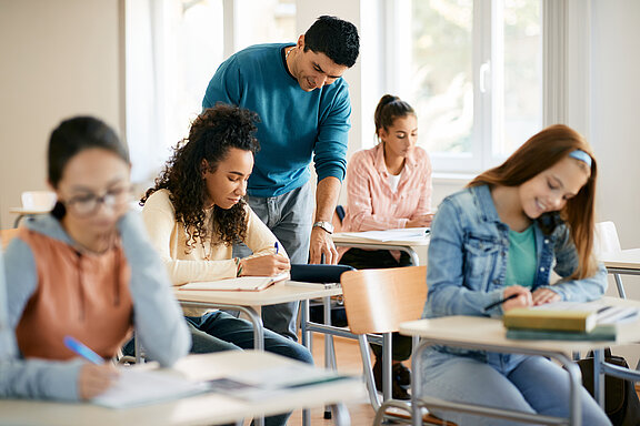 Schülerinnen und Schüler lernen im Unterrichtsraum